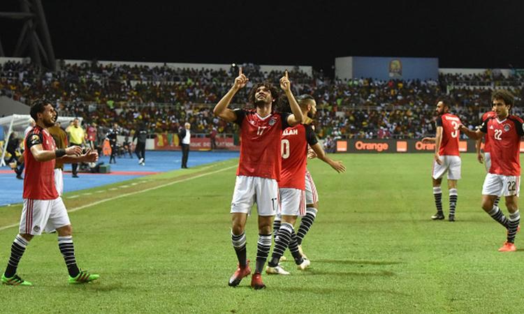 Elneny celebra el gol ante Camerún con Cúper al fondo